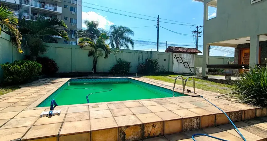 Alugo espetacular casa duplex no centro de itaboraí - 260 m2, com 3 quartoss (2 suítes canadense) , 4 vagas de garagem, edícula com churrasqueira e piscina.