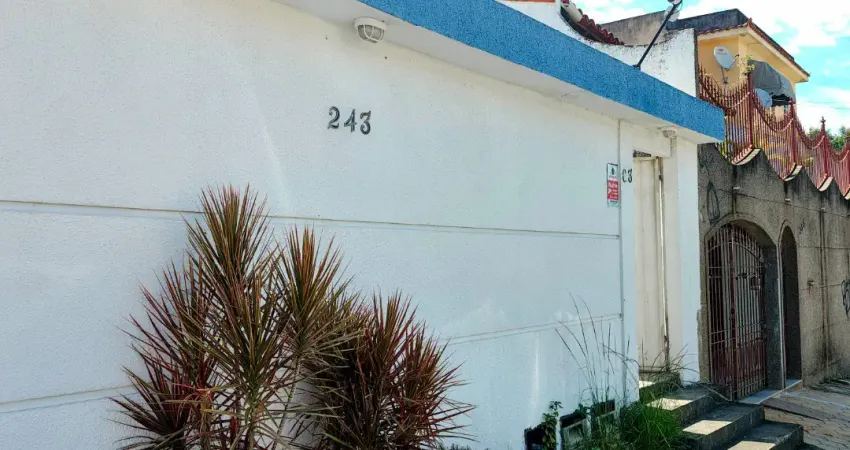 Alugo casa ampla no centro de itaboraí, com 2 quartos sendo 1 suíte, por apenas r$ 1.500,00/mês.