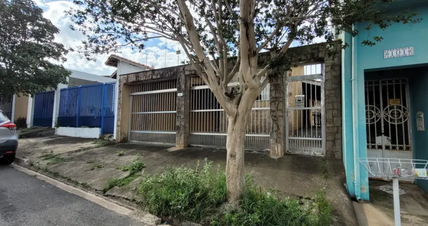 Casa térrea,  confortavel, iluminada pelo sol da manhã e da tarde c/ 4 dormitorios.