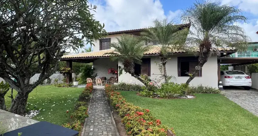 Casa duplex localizada em guarajuba - com 5 quartos, a 300m de uma das melhores praias da bahia.