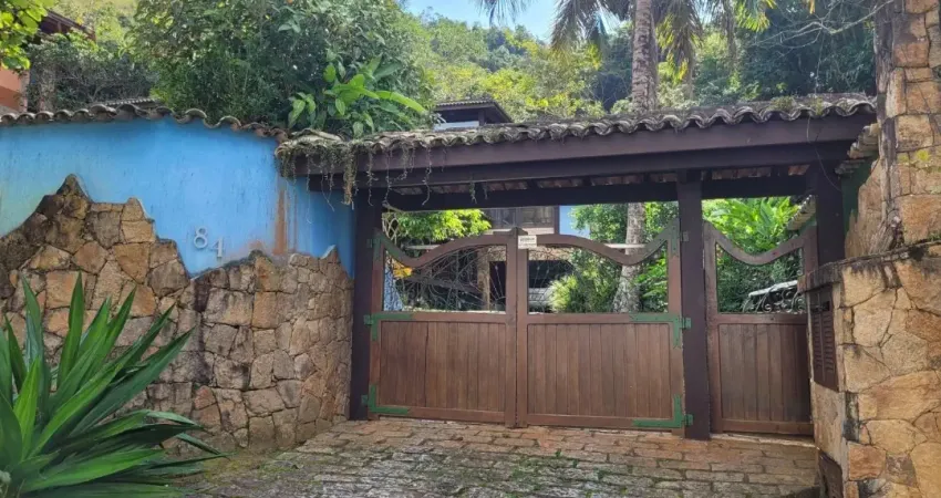 Casa ampla em condomínio fechado – lazer completo e suíte master