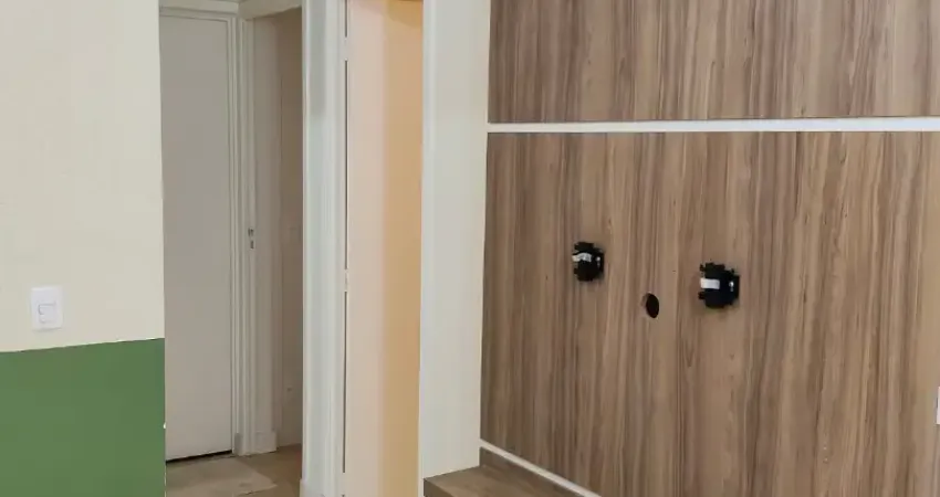 Apartamento 02 dormitórios, com armário planejado, fogão, ar condicionado.