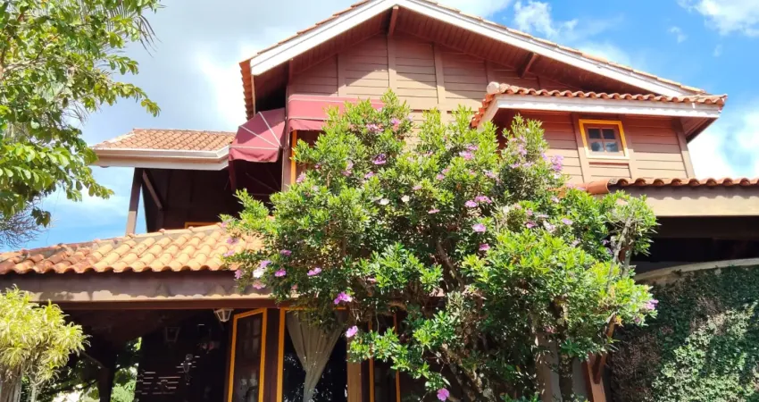 Casa assobradada rústica em madeira maciça, imóvel diferenciado amplo no Condomínio Ibíti Paço