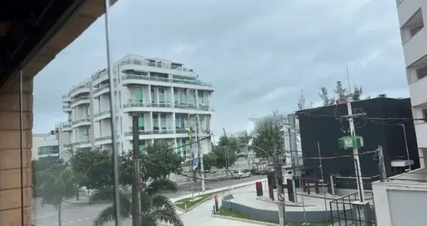 Apartamento lâmina, sol da manhã e a poucos passos da praia no posto 9