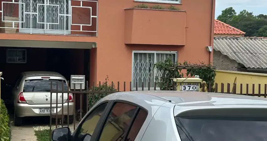 Sobrado de frente pra rua, excelente localização, semi mobiliado.