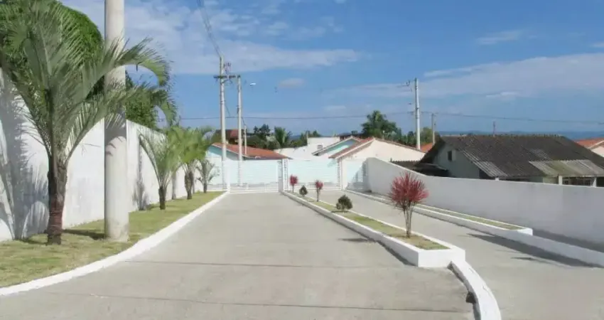 Casa em condomínio fechado em itanhaém, 2 dormitórios, 1 banheiro,1 vaga