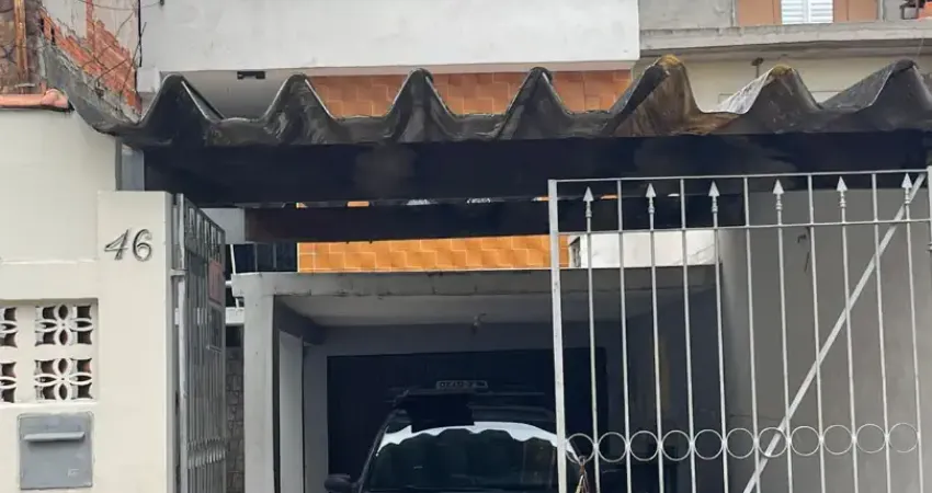 Sobrado residencial com 03 dormitórios, sendo 01 suíte e 04 vagas de garagem