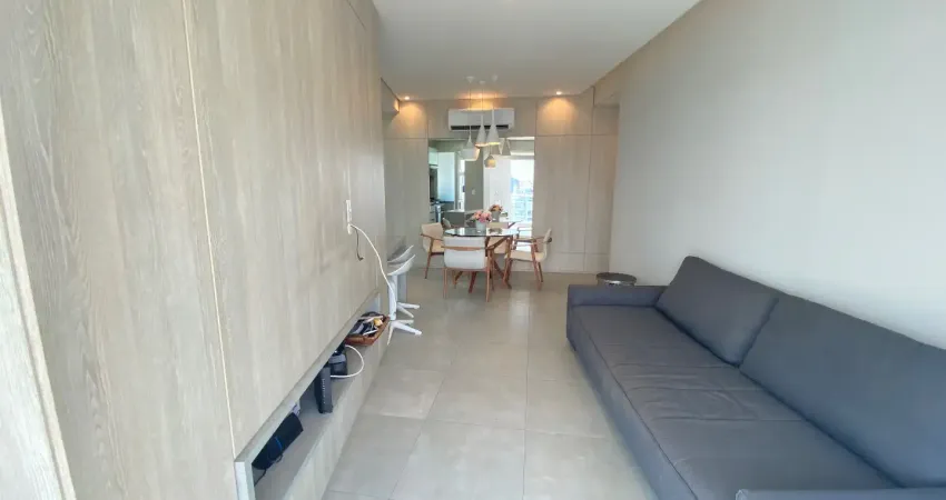 Lindo apartamento, 02 suítes , lavabo , prédio com área de lazer completa, 02 vagas , prédio de frente à praia, supermercado no prédio .