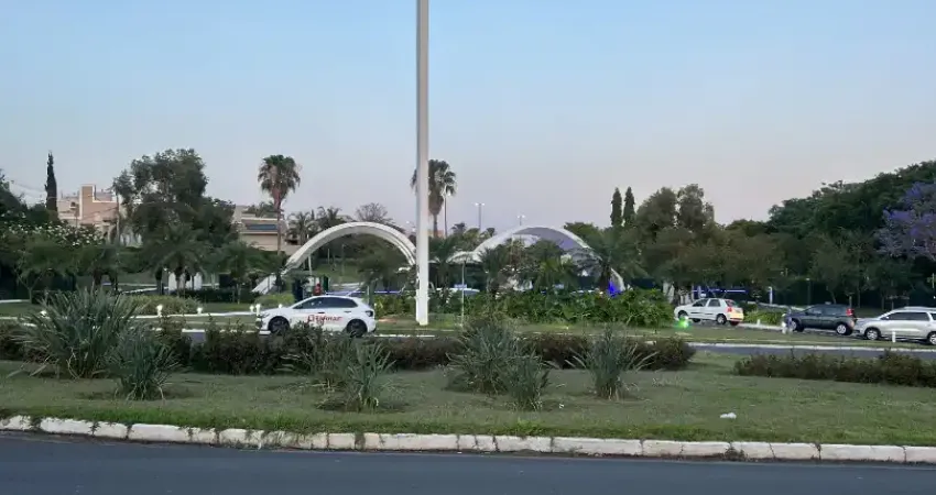 Topografia totalmente plana, definido construções em todas as confrontantes.