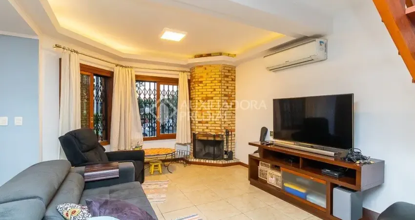 Excelente casa/sobrado com piscina e área gourmet, três quartos com suíte