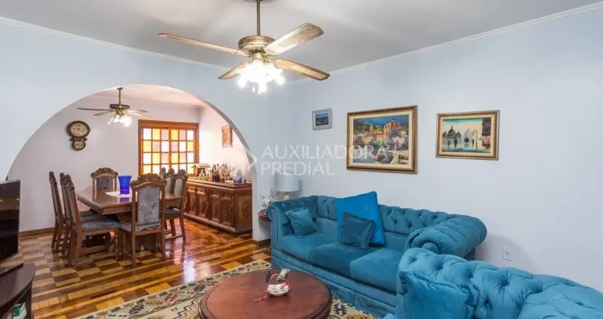 Casa com 4 dormitórios, em excelente estado em bairro central de porto alegre