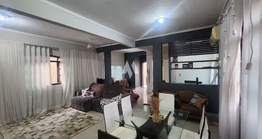 Casa Duplex na Vila São Jorge, São Vicente – Ampla, Confortável - 3 dormitórios, sendo uma suíte