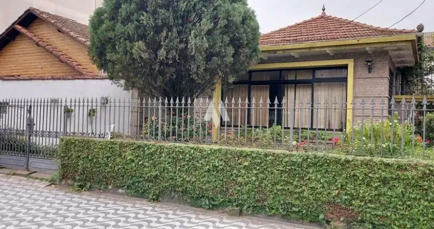 Casa com ótima localização na Avenida Afonso Pena com 03 Quartos + edícula á venda em Santos
