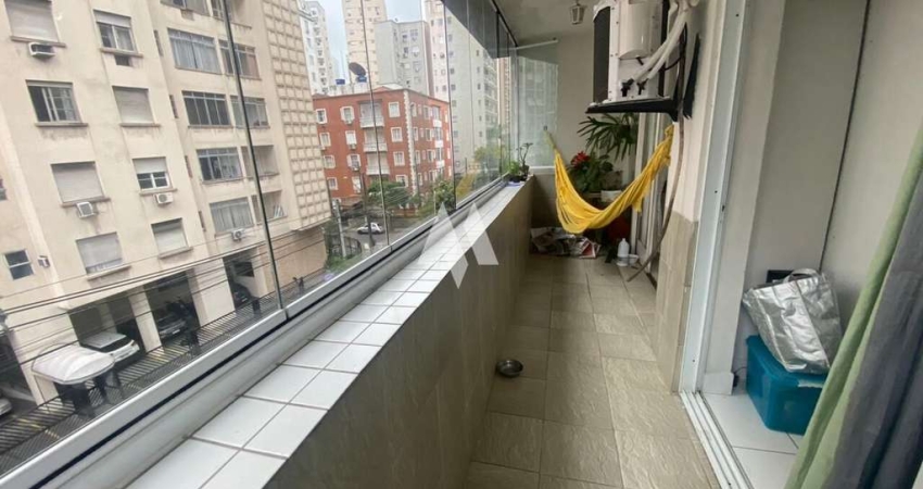 Apartamento com varanda e 2 quartos no Boqueirão em Santos!