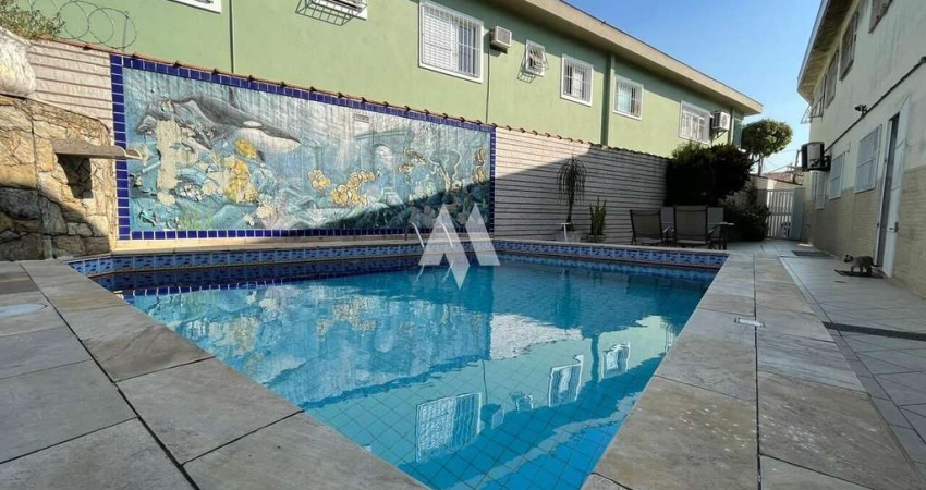 Casa sobreposta baixa vendida com porteira fechada, com piscina e churrasqueira