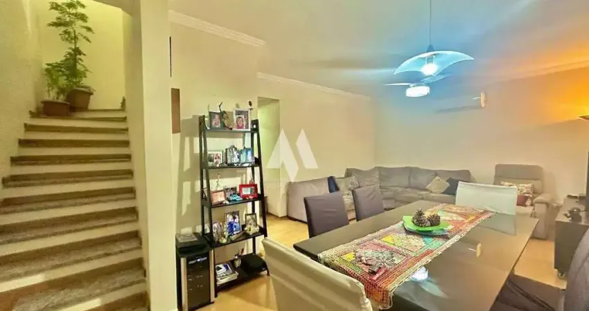 Sobrado em village à venda com 3 dormitórios e quintal privativo no marapé de santos/sp