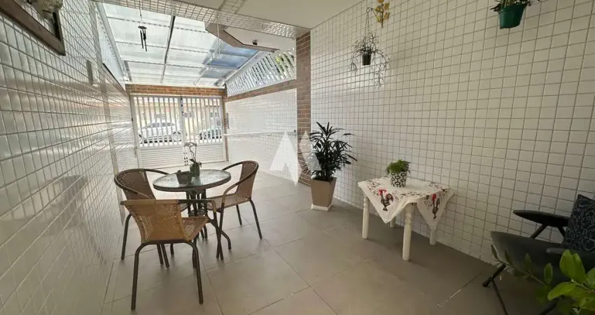 Casa térrea à venda com 3 dormitórios, espaçosa e com churrasqueira no bairro marapé em santos/sp