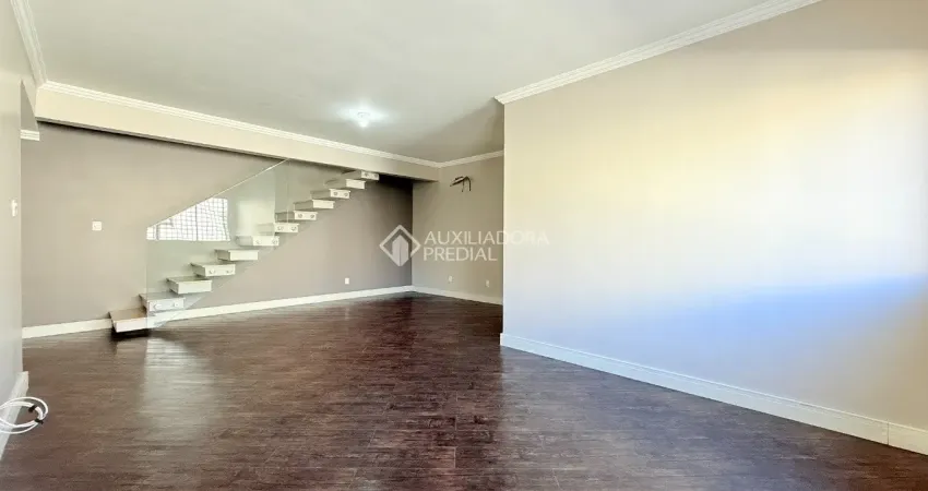 Cobertura semi-mobiliada, 2 suites, churrasqueira e piscina