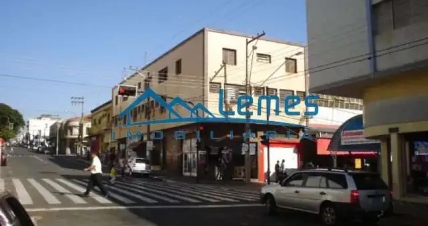 Centro, 02 dormitórios, sala ampla para 02 ambientes, cozinha com gabinete e pia nova, área de serviço coberta, wc social. box nos wc´s, não tem garagem.