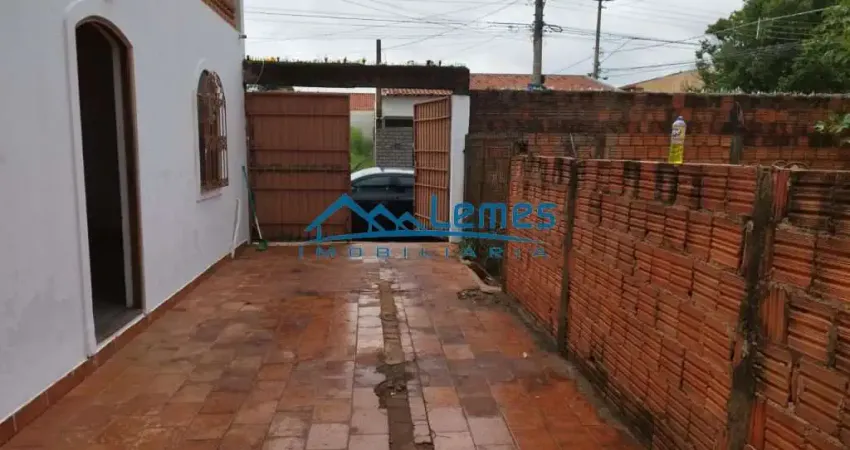 Jardim jussara - sobrado com 01 dormitório, wc social, cozinha, lavanderia, varanda, quintal e garagem para 02 carros.