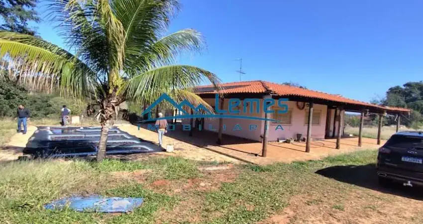 Casa em área rural - área de lazer com piscina, 03 quartos sendo 01 com ar-condicionado
