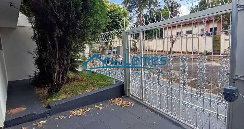 Vila universitária, 03 dormitórios sendo 02 suítes, 02 salas, sala de jantar, lavabo, cozinha, despensa, wc social, área de lazer com churrasqueira,  02 garagens cobertas, edícula com 01 despejo, 01 w