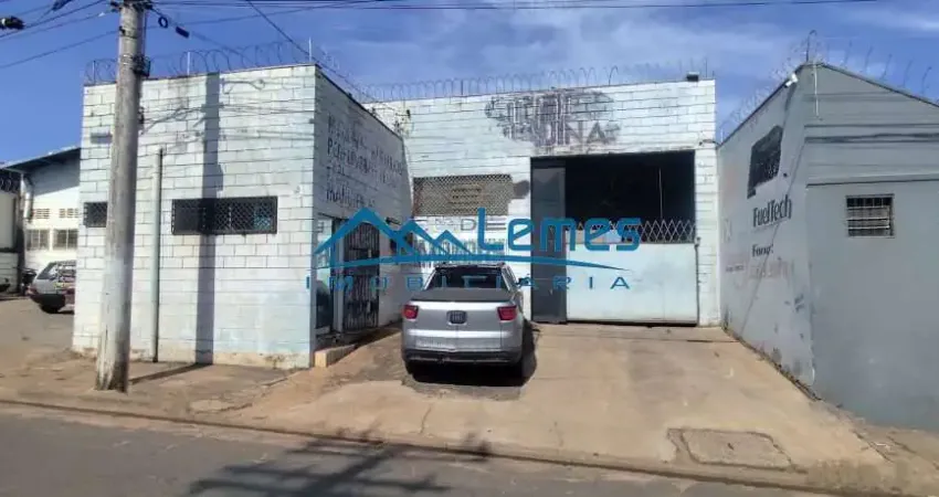 Barracão, Pé direito alto com entrada para caminhões, parte de escritório com wc e copa, 03 áreas cobertas e 01 pátio aberto, varias vagas de garagem, wc de funcionários, quarto de funcionários, vagas