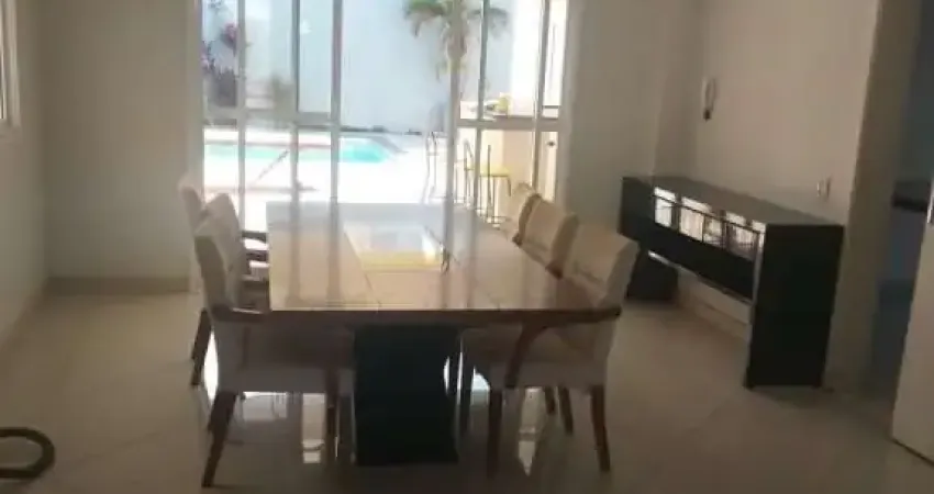 Casa em condomínio fechado, 4 dormitórios, sauna, piscina, completa em armários.