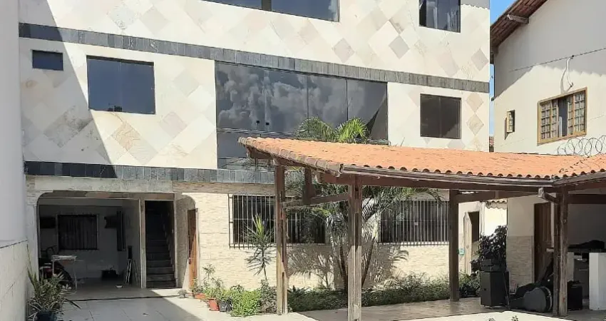 Oportunidade para investimento, sobrado com 04 apartamentos na quadra do mar em jacaraípe.