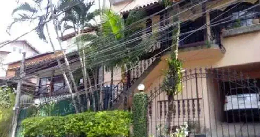 Excelente casa, 288m2, 4 quartos, piscina, em condomínio fechado em área nobre na freguesia