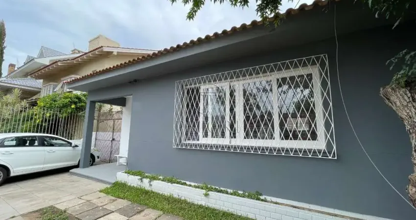 Casa com 3 quartos para alugar na Rua General Nestor Silva Soares, 198, Três Figueiras, Porto Alegre