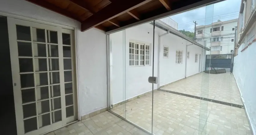 Casa comercial com 3 salas para alugar na Avenida Arthur Costa Filho, 1000, Centro, Caraguatatuba