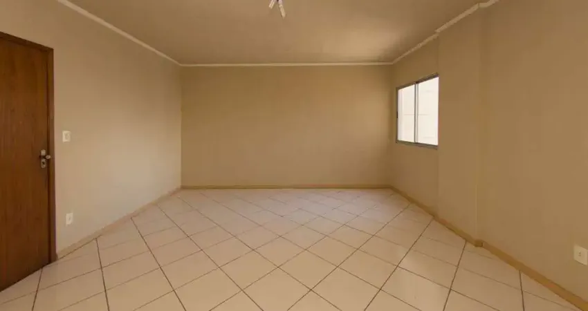 Apartamento com 3 quartos para alugar no Centro, Pelotas 