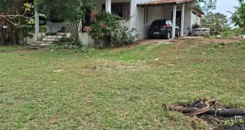 Desfrute de tranquilidade numa casa perto do yate club, 300m da lagoa, rodeada por árvores