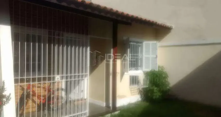 Casa linear em condomínio seguro: 2 quartos, área gourmet e 1 vaga de garagem