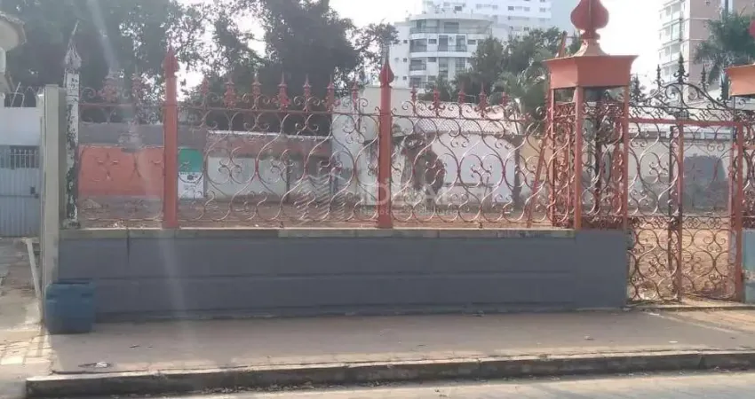 Terreno de esquina no coração de campos - ideal para seu negócio!