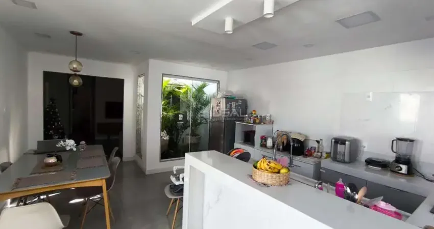 Casa com 4 quartos, sala e cozinha com fino acabamento. possui 2 banheiros, cozinha ampla com dependência de empregada e área de serviço. localizada em condomínio fechado, em um ambiente tranquilo, se