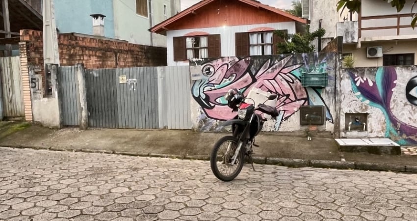 Terreno no rio tavares com projeto aprovado e casa alugada – pronto para construir!