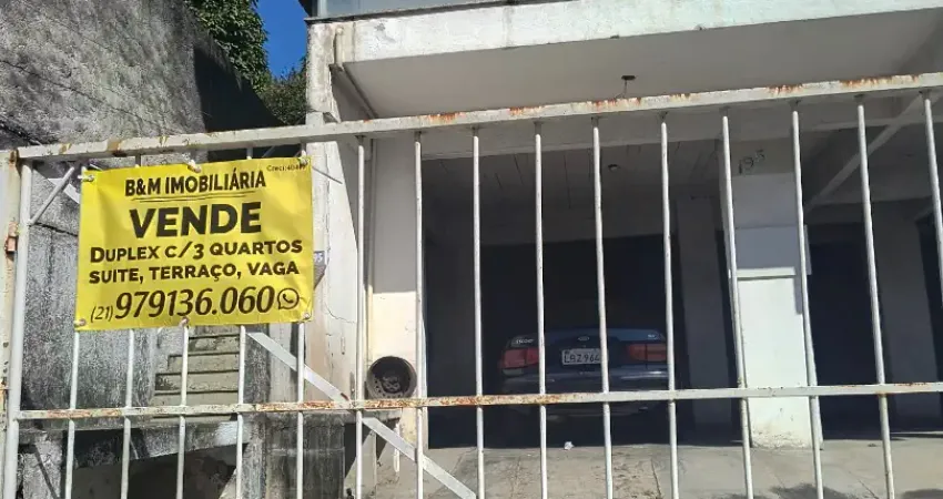 Casa triplex 3 quartos em pequena vila com espaço externo e terraço com vista para a natureza