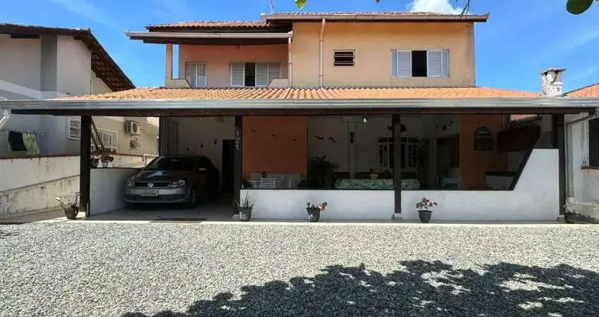 0697- casa com 04 dormitórios - 400m do mar | centro - bal. barra do sul/sc