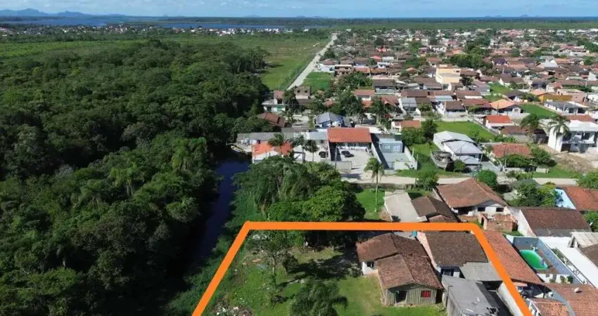 0776 - terreno amplo com 3 casas de fundos para rio perequê | centro - bbs