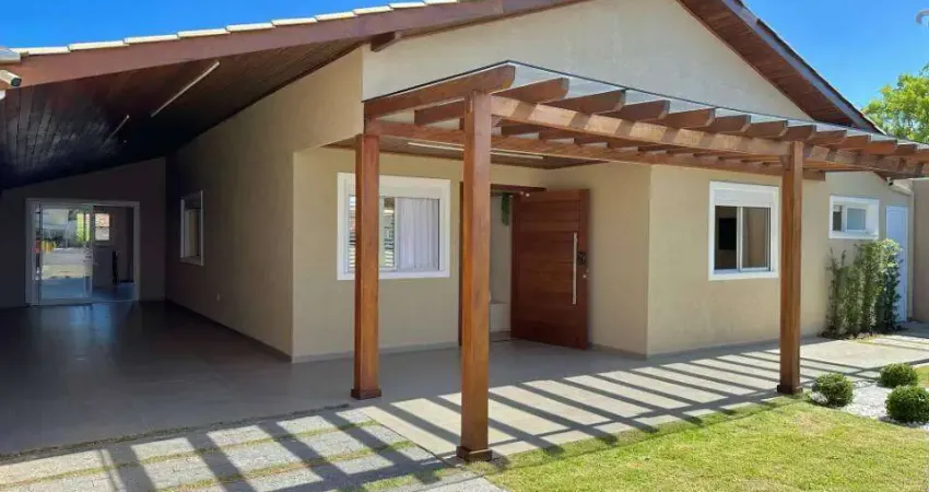 0834 - casa alto padrão com 3 dormitórios e piscina de fundos rio - centro