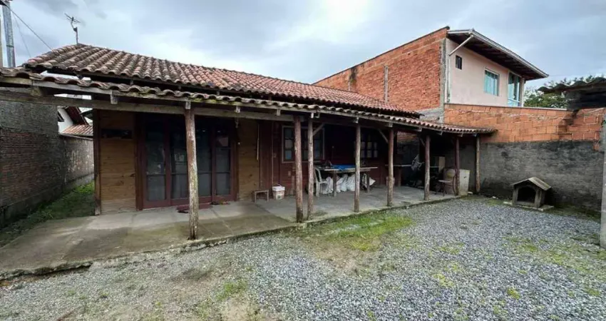 2142 - casa com 2 dormitórios e amplo quintal | salinas - bbs/sc