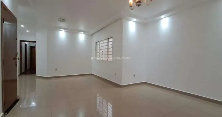 Casa com 3 quartos para locação em Uberaba, próxima à Avenida Leopoldino de Oliveira.