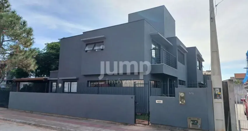 Casa no Rio Tavares, 4 Dorm. (2 suítes), 2 a 4 vagas e amplo jardim