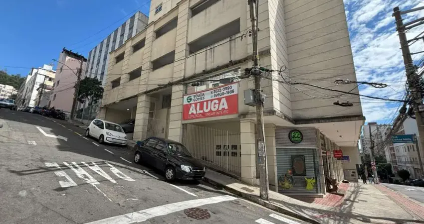 Imóvel comercial espaçoso, versátil e no centro da cidade para locação