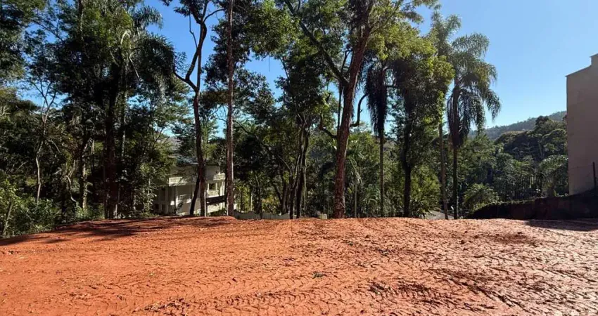 Terreno aclive com platô, pronto para construir e para venda