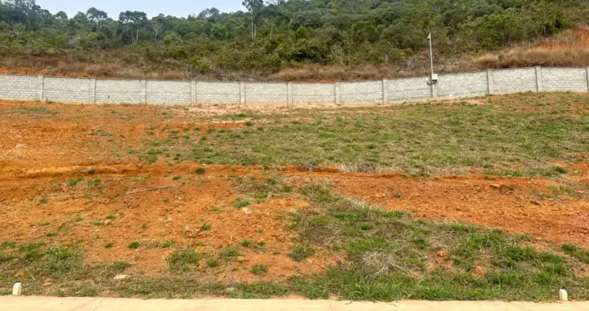 Aproveite a vista livre e construa sua casa neste lote de 312 m² para venda