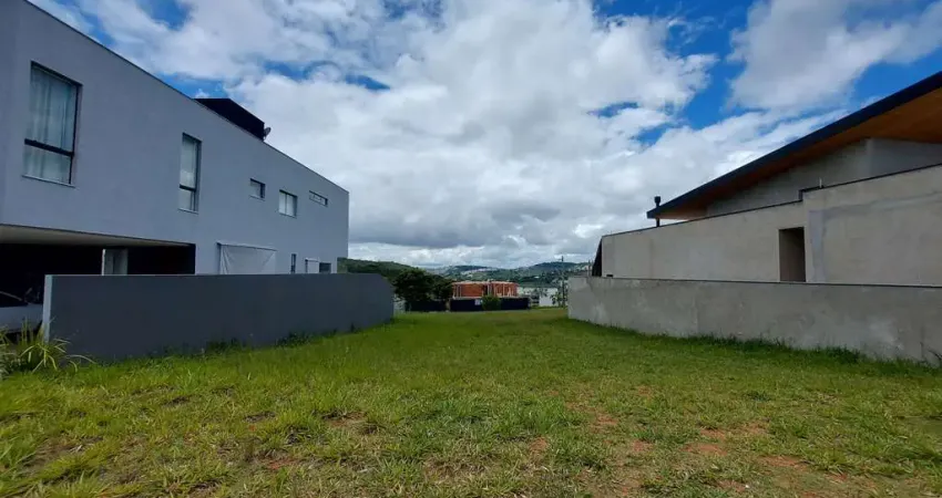 Lote plano e de frente para a pracinha do alphaville para venda