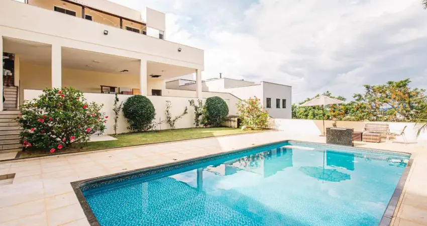 Ampla e com uma área de piscina perfeita para o verão para venda